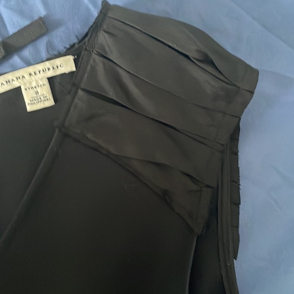 Classic banana republic black dress with satin shoulders. Size 8 sheath dress - Picture 3 of 6
